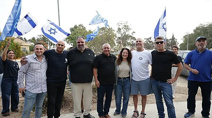 גדי איזנקוט, יו״ר מפלגת ישר! עם איזנקוט, ליווה לקלפי בניר עוז את גדי מוזס, שורד השבי וחבר הקיבוץ, בחירות