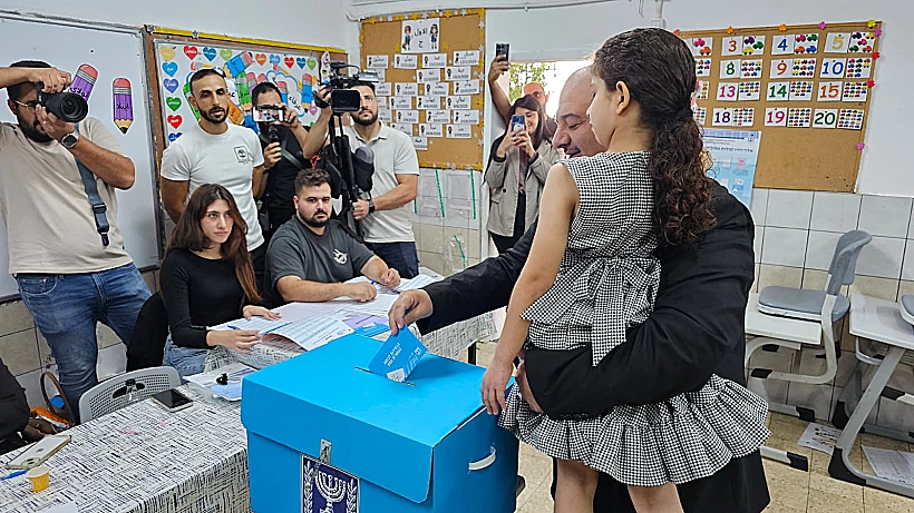 יו"ר מפלגת רע"מ מנסור עבאס מצביע