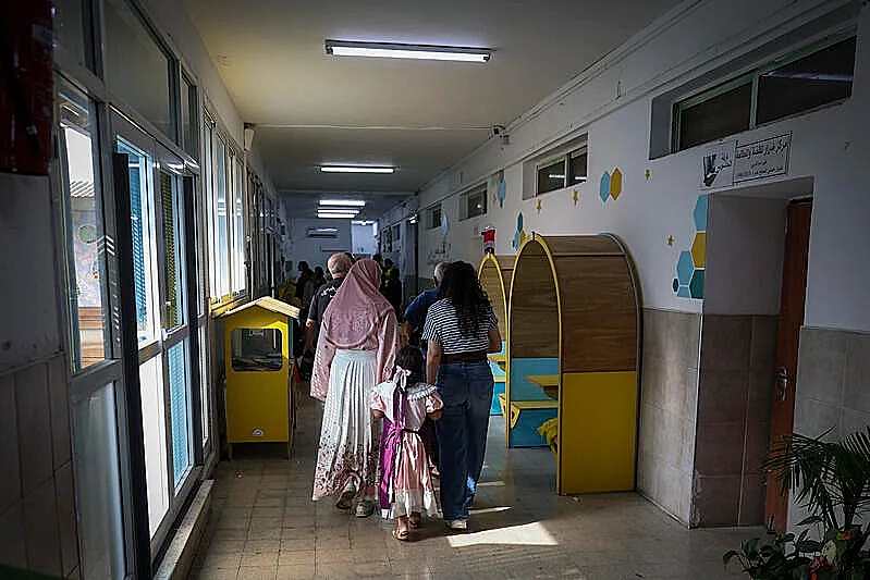 אזרחים מצביעים בטייבה
