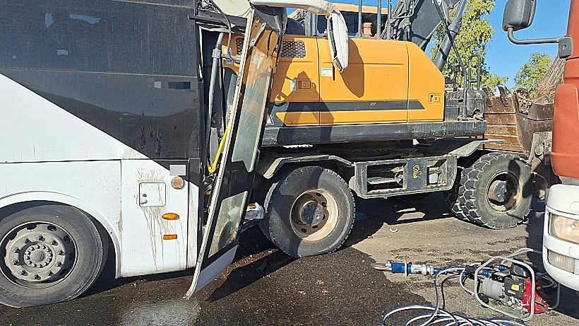 זירת התאונה בין טרקטור לאוטובוס בנגב