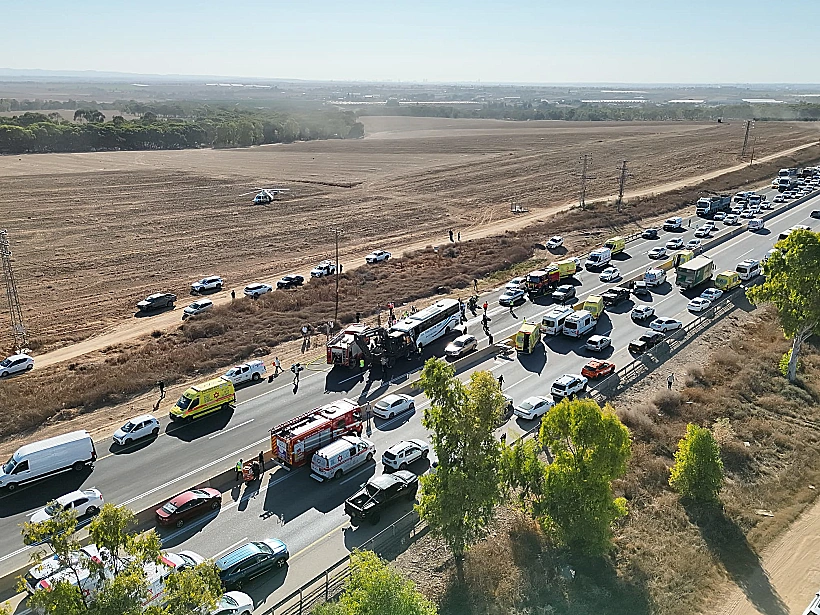 זירת התאונה בין טרקטור לאוטובוס בנגב