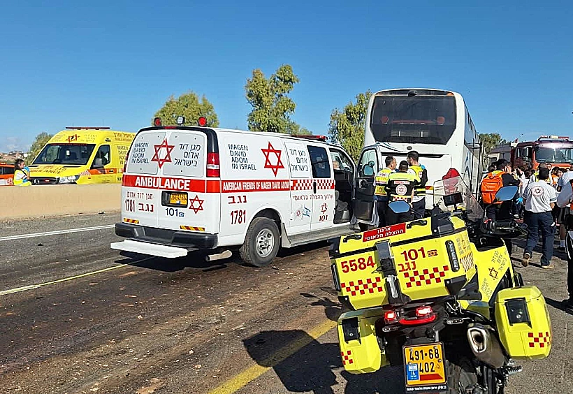 זירת התאונה בין טרקטור לאוטובוס בנגב