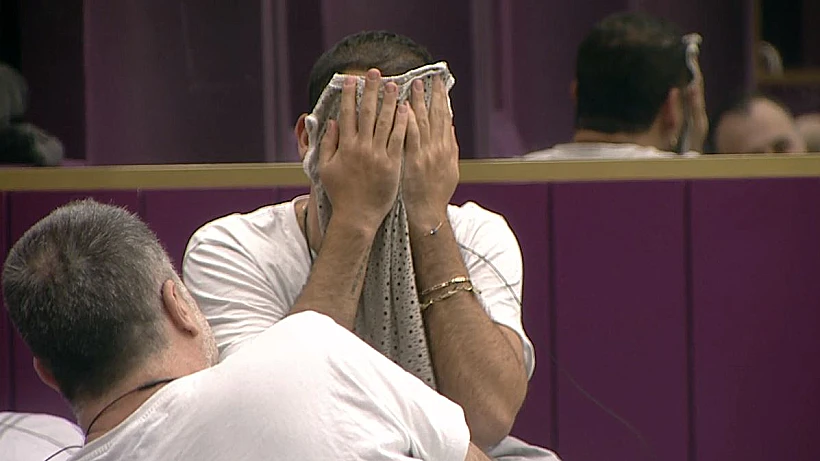 דרור עם השמלה שתפר לבתו