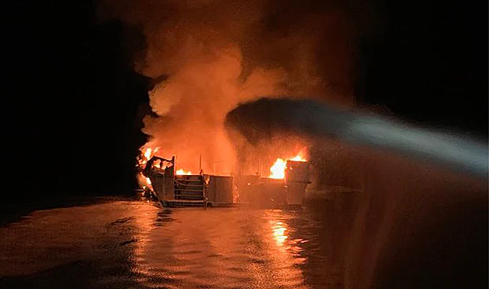 שריפה שפרצה בסירה בקליפורניה