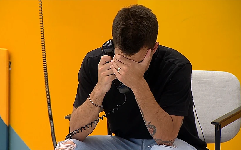 אורן מקבל שיחה מאשתו