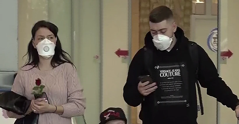 תיירים בנתב''ג עם מסיכות