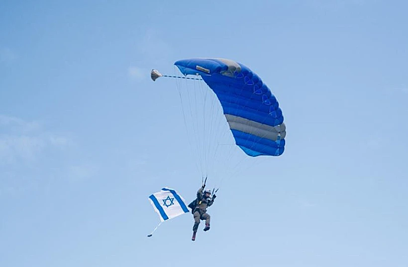 צנחן צונח ממטוס בסלובניה