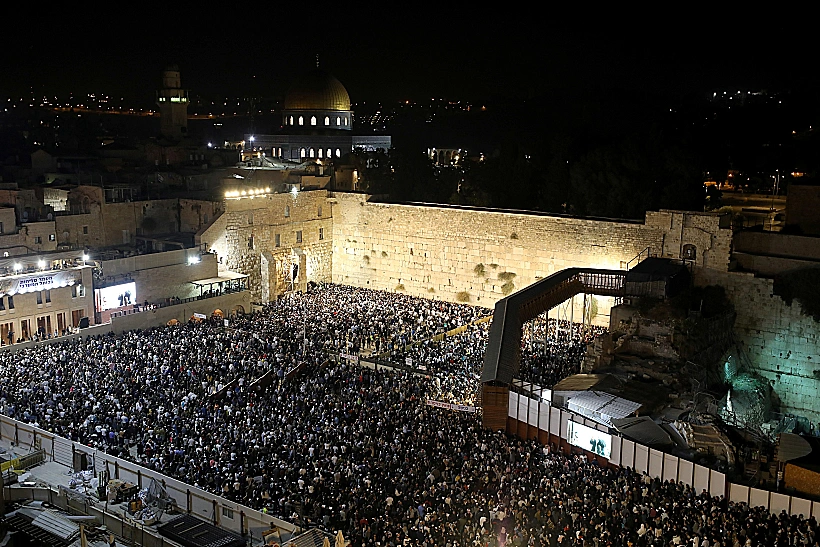 אלפי אנשים מתפללים כותל המערבי