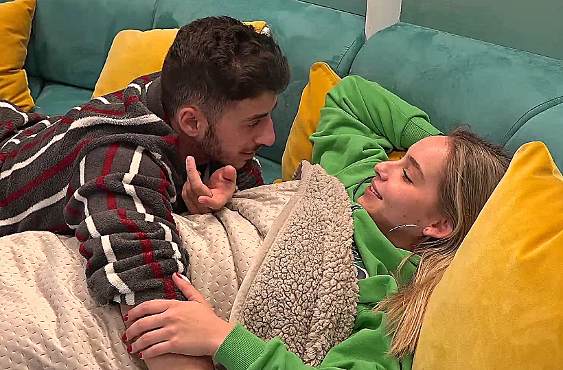 אדם ושירלי משוחחים בנסט באח הגדול