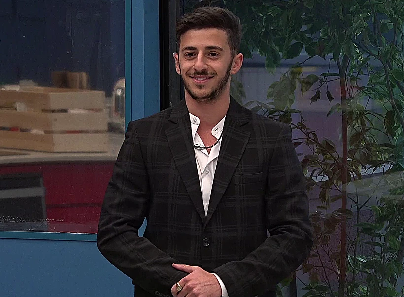 אדם בבית האח הגדול