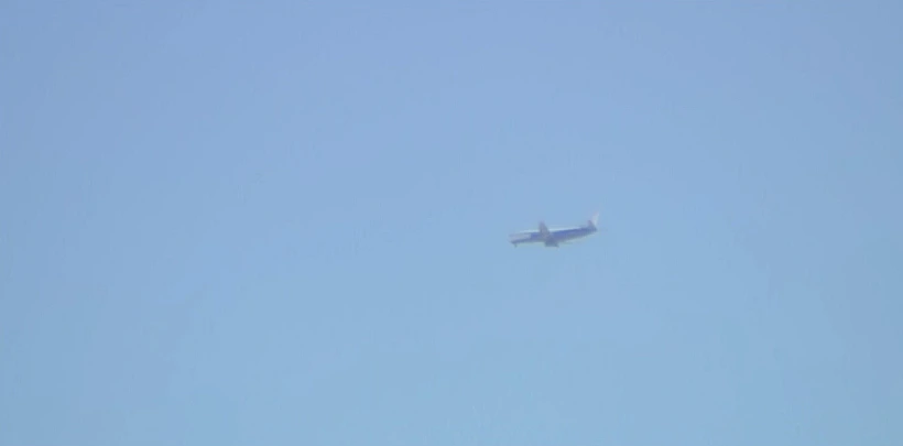 המטוס מתקרב לנחיתה בנתבג בלווי מטוסי קרב