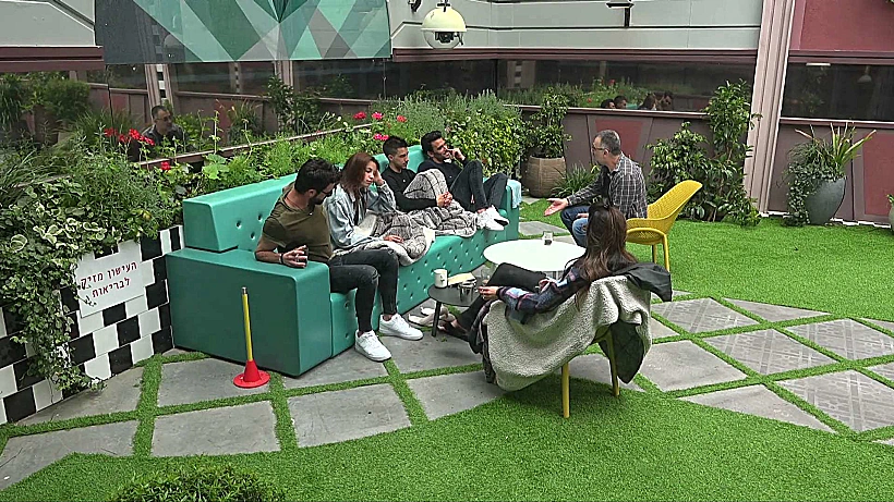 מדברים בחצר