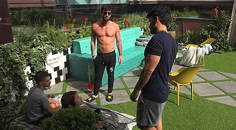 אורן, דניאל, תום ואלמוג בחצר