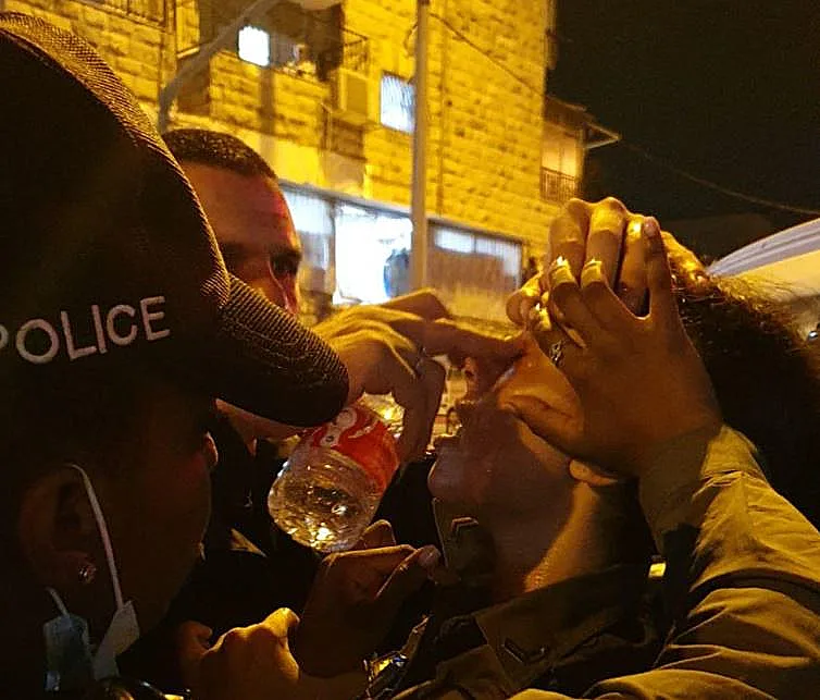 שוטרת מקבלת טיפול בזמן הפגנות החרדים