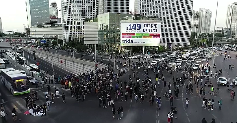 מפגינים בצומת עזריאלי - תל אביב