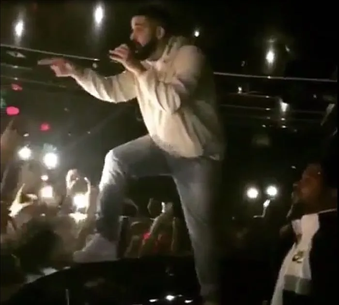 דרייק מאיים על הגבר מהבמה