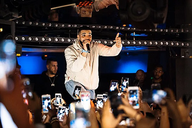 דרייק במהלך ההופעה