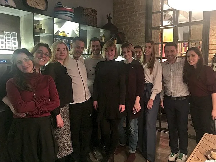 אבי לוי ואנשי השגרירות