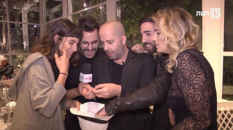 אדר גולד, תום גפן, עילי בוטנר, אוהד שרגאי וגל לוגסי (ההרכב עילי בוטנר וילדי החוץ) מתוך ''שיר בהפתעה'', משחק מוזיקלי לתכנית דידי בשישי