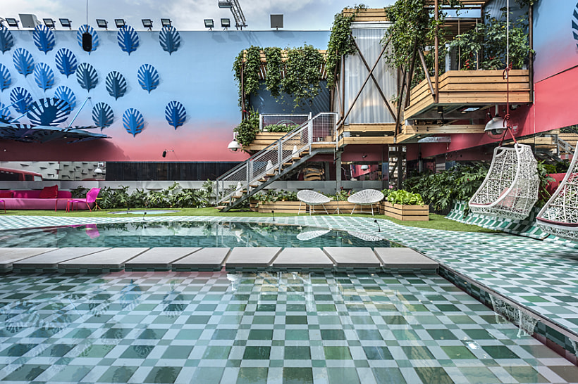 מעל הבריכה: הנסט