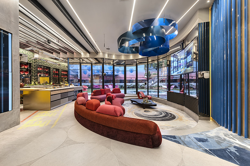 הסלון מאפשר ישיבה מפלסית