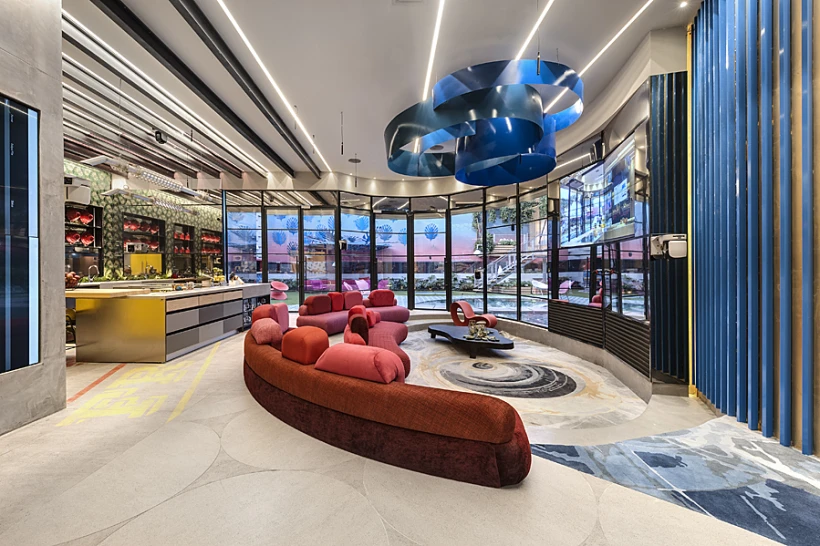 הסלון מאפשר ישיבה מפלסית