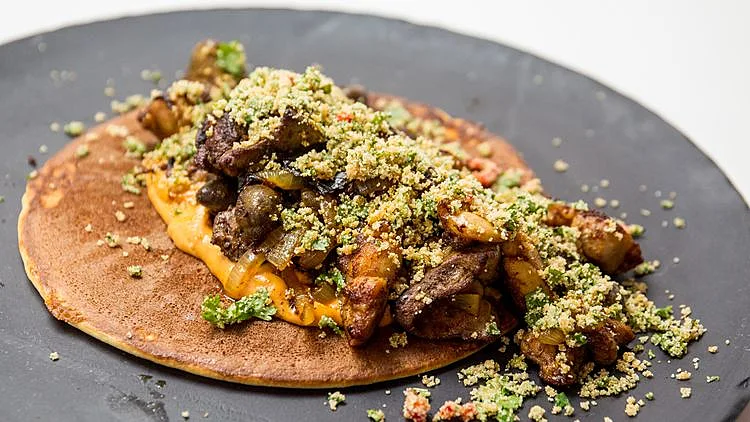 המתכון של תמר למעורב ירושלמי על פנקייק סולת עם חול סולת קראנצ'י של המתמודדת תמר שורצברד (מתוך משחקי השף, עונה 3, פרק 23)