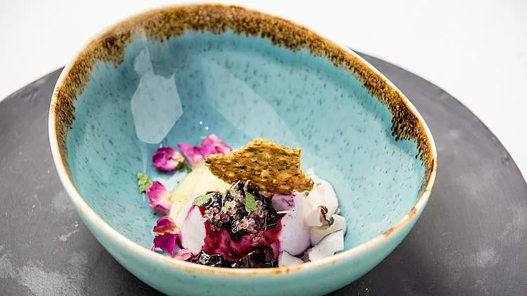 מתכון לפנקוטה לימון וסומק עם אבקת יוגורט, פירות יער וטוויל פיסטוק של אורן אסידו (מתוך משחקי השף, עונה 3, פרק 31 (הגמר))