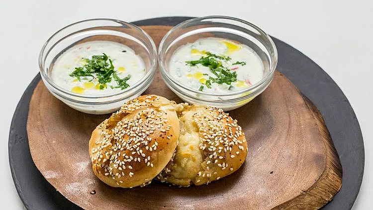 מתכון ללחמניות פלצלך במלית גבינת פטה מגורדת וגבינת חמד של יקי שגיא מתוך משחקי השף קונדיטור עונה 1 פרק 7