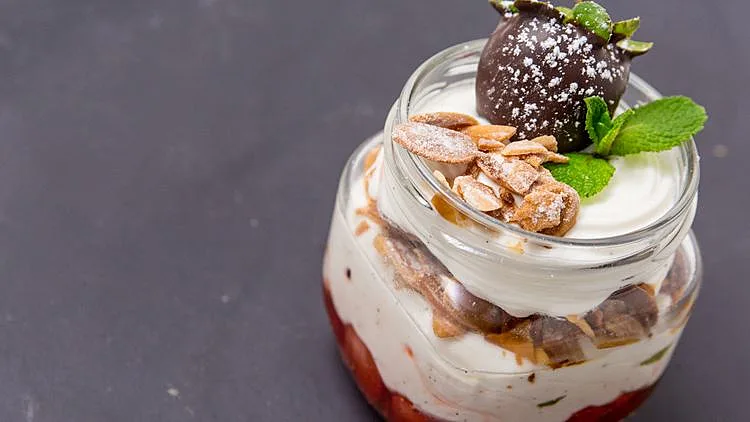 המתכון של גל בוכניק למוס גבינת מסקרפונה עם קומפוט תותים ושקדים מקורמלים מתוך משחקי השף קונדיטור עונה 1 פרק 13