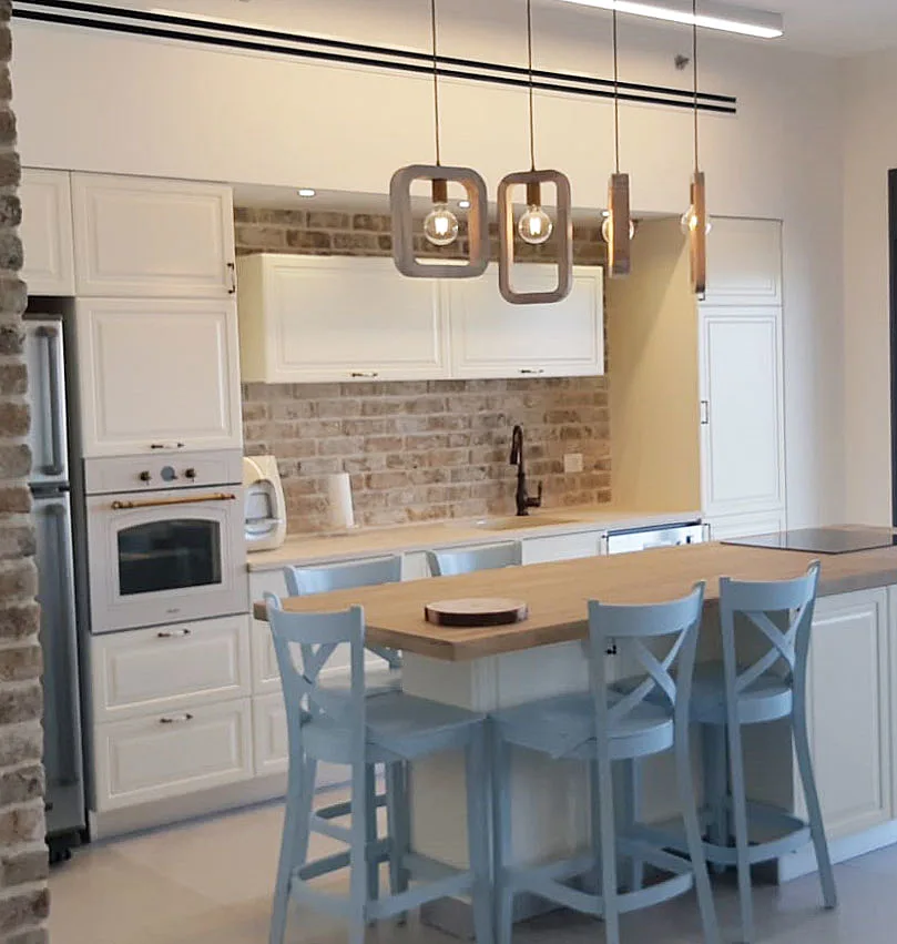 כיסאות בר בצבעי פסטל