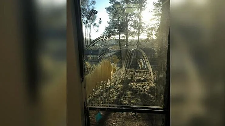 צלבי הקרס שרוססו בבית כנסת באריזונה