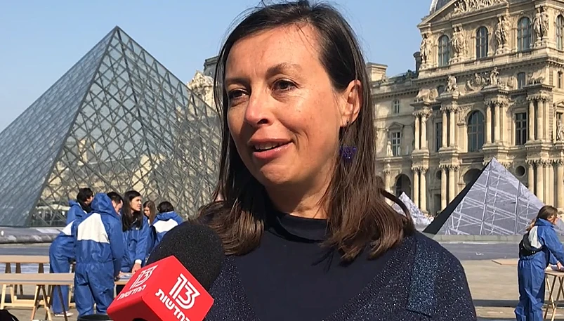 דוברת הלובר ברקע פירמידת הזכוכית