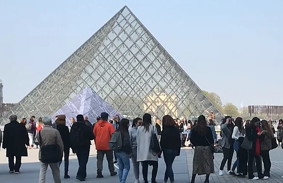 פירמידת הזכוכית בלובר