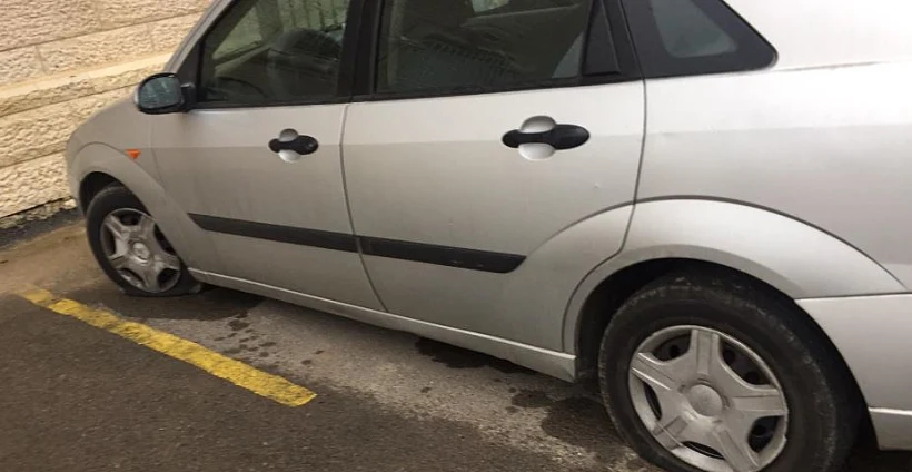 כתובת שרוססה על רכב בפסגת זאב