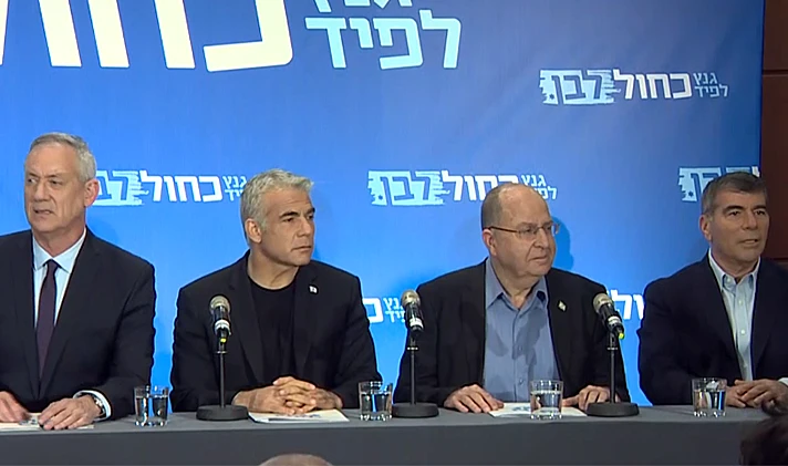 אשכנזי, יעלון, לפיד וגנץ במסיבת עיתונאים של מפלגת כחול לבן בגני התערוכה