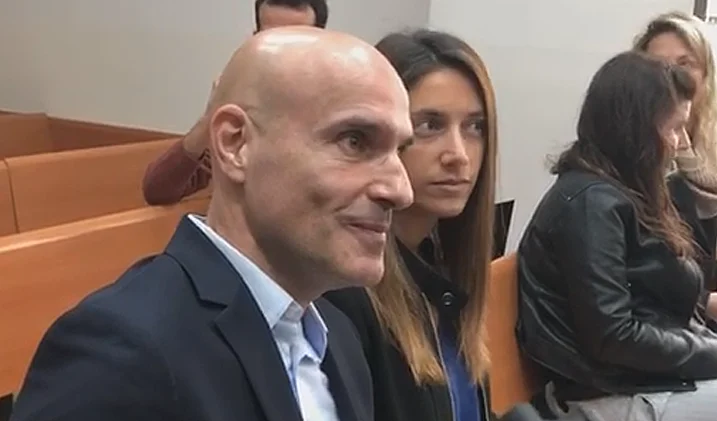 אפי נוה ובת זוגו בבית המשפט