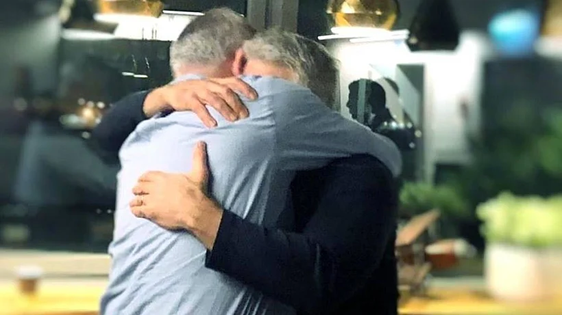 גנץ ולפיד מתחבקים