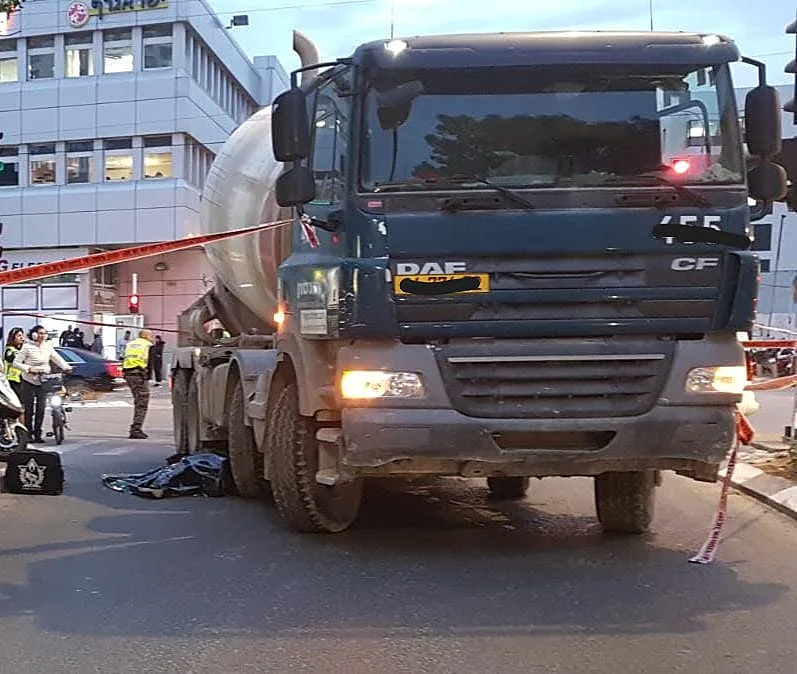 זירת התאונה בה נהרגה אישה כבת 78 ממשאית מערבל בטון