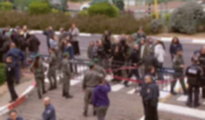 אנשים מחוץ לבית המשפט בו מתקיימת הארכת מעצר לשלושת החשודים בטרור היהודי