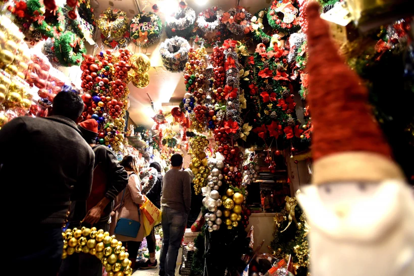 חנות עם קישוטי חג