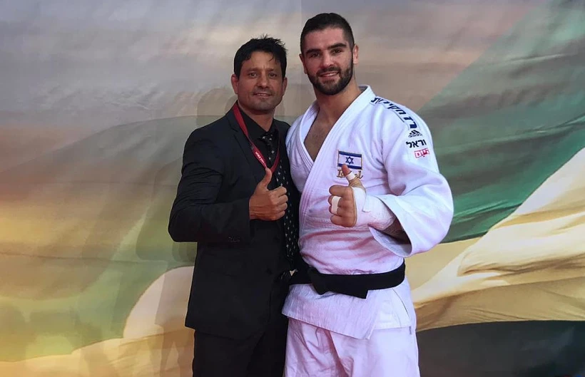 הג'ודאי פיטר פלצ'יק לאחר הזכייה בזהב באבו דאבי, לצד מאמן הנבחרת, אורן סמדג'ה