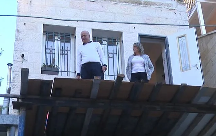 זהבה ואבי אסלן רוצים לבנות מחדש את המרפסת שנהרסה