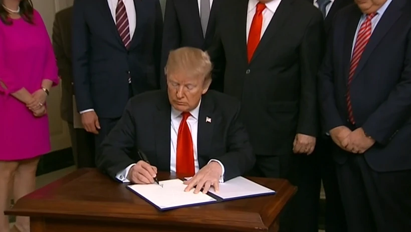 טראמפ חותם הכרה בריבונות ישראל בגולן"