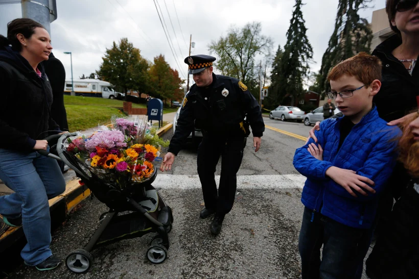 אזרחים מניחים זרים בזרית הטבח בבית הכנסת בפיטסבורג
