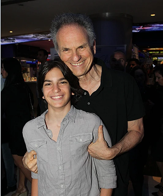 ארי נשר, שנפצע בתאונת הפגע וברח בתל אביב, עם אביו אבי נשר