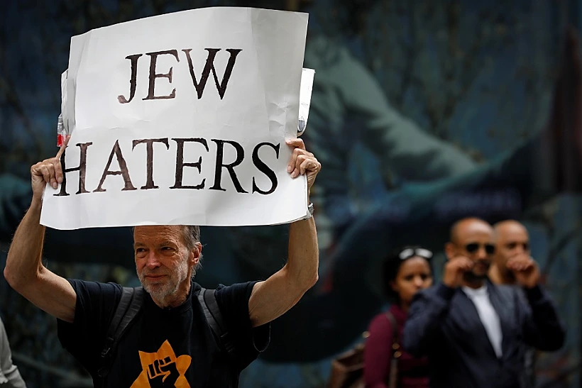 אמריקני מוחה נגד הפגנה פרו פלסטינית בניו יורק