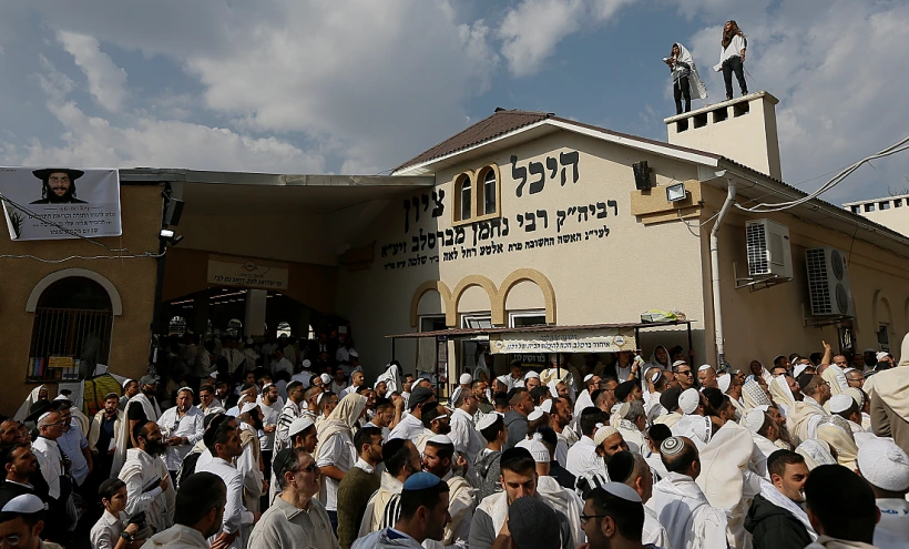 מתפללים באומן שבאוקראינה מול קברו של רבי נחמן מברסלב