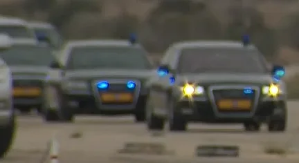 שיירת רכבים עם פנס כחול מהבהב