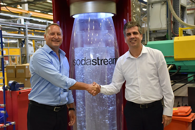 שר הכלכלה והתעשייה, אלי כהן, מברך על מכירת סודה סטרים